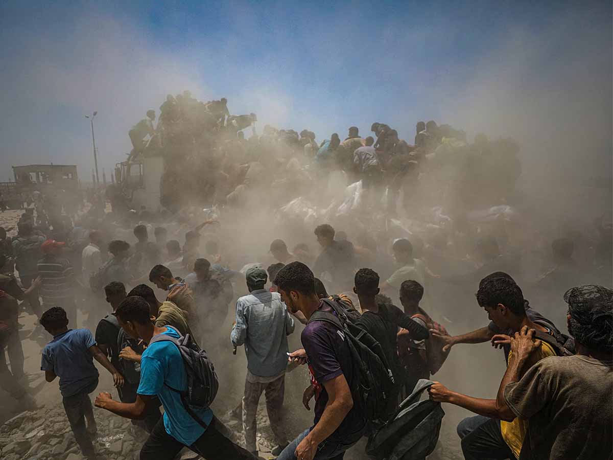 شهيدان ومصابون برصاص الاحتلال أثناء انتظار المساعدات في غزة