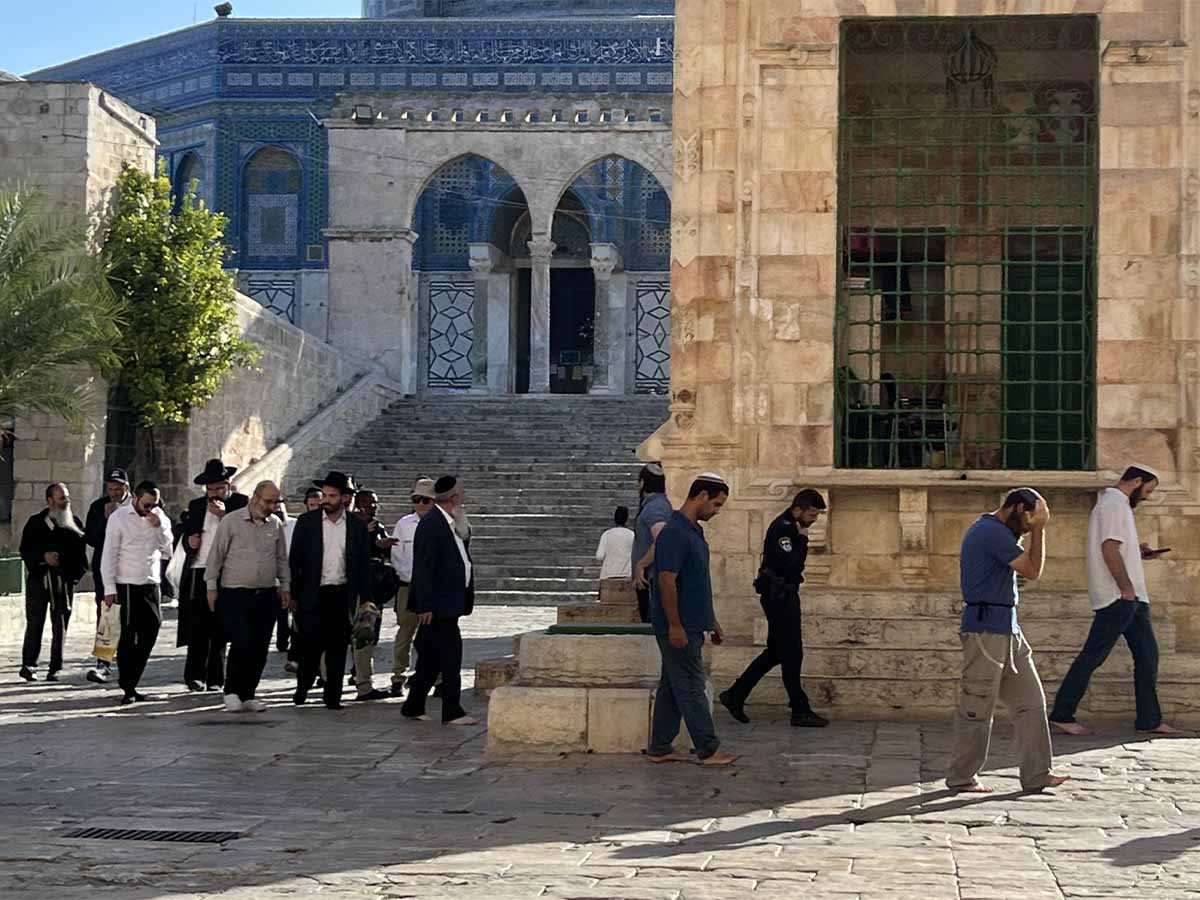 مستعمرون يقتحمون باحات المسجد الأقصى المبارك