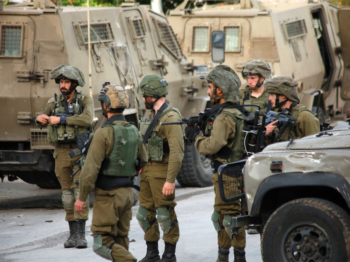الاحتلال الإسرائيلي يعتقل 30 فلسطينيا من عدة مناطق في الضفة الغربية