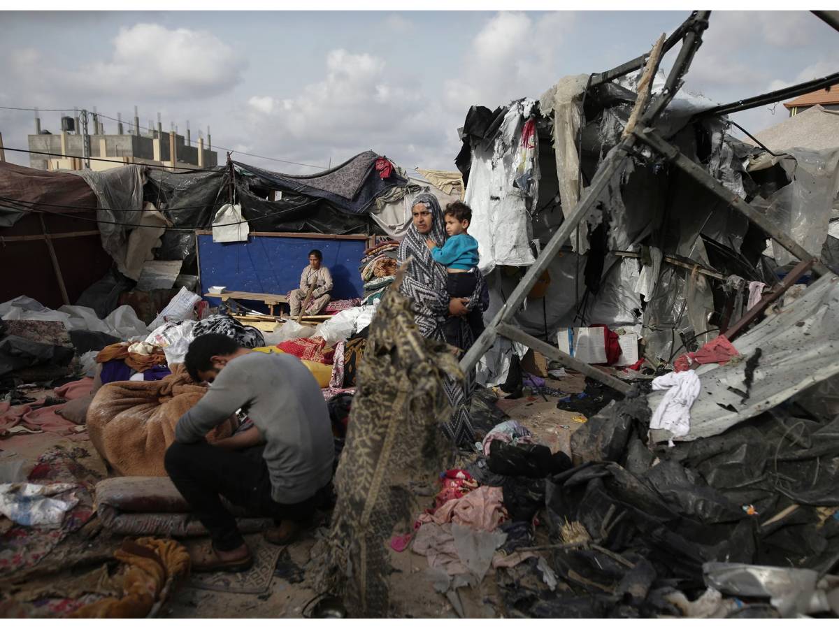 استشهاد 6 فلسطينيين جراء قصف الاحتلال لخيمة نازحين بدير البلح في غزة