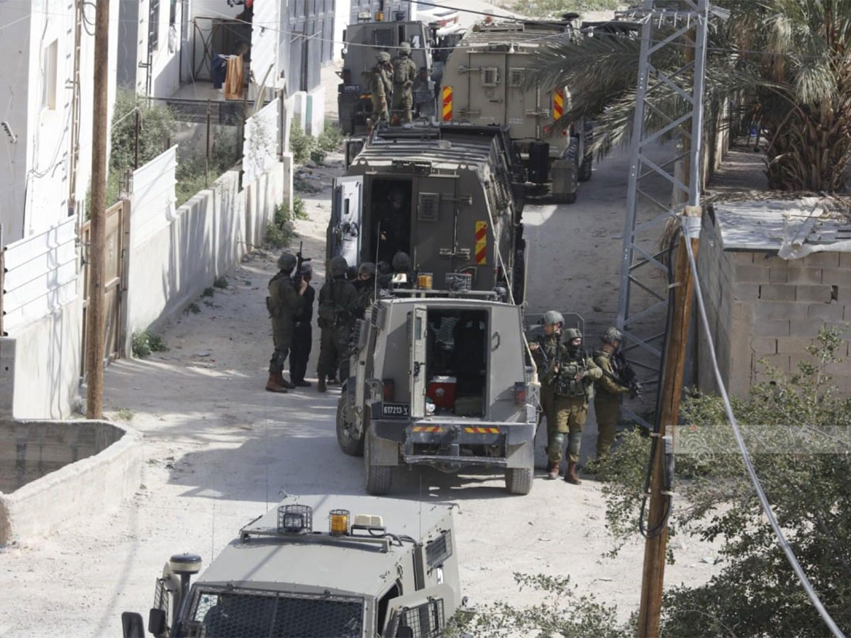 استشهاد شاب فلسطيني متأثرا بإصابته برصاص مستوطن شرق رام الله في الضفة الغربية