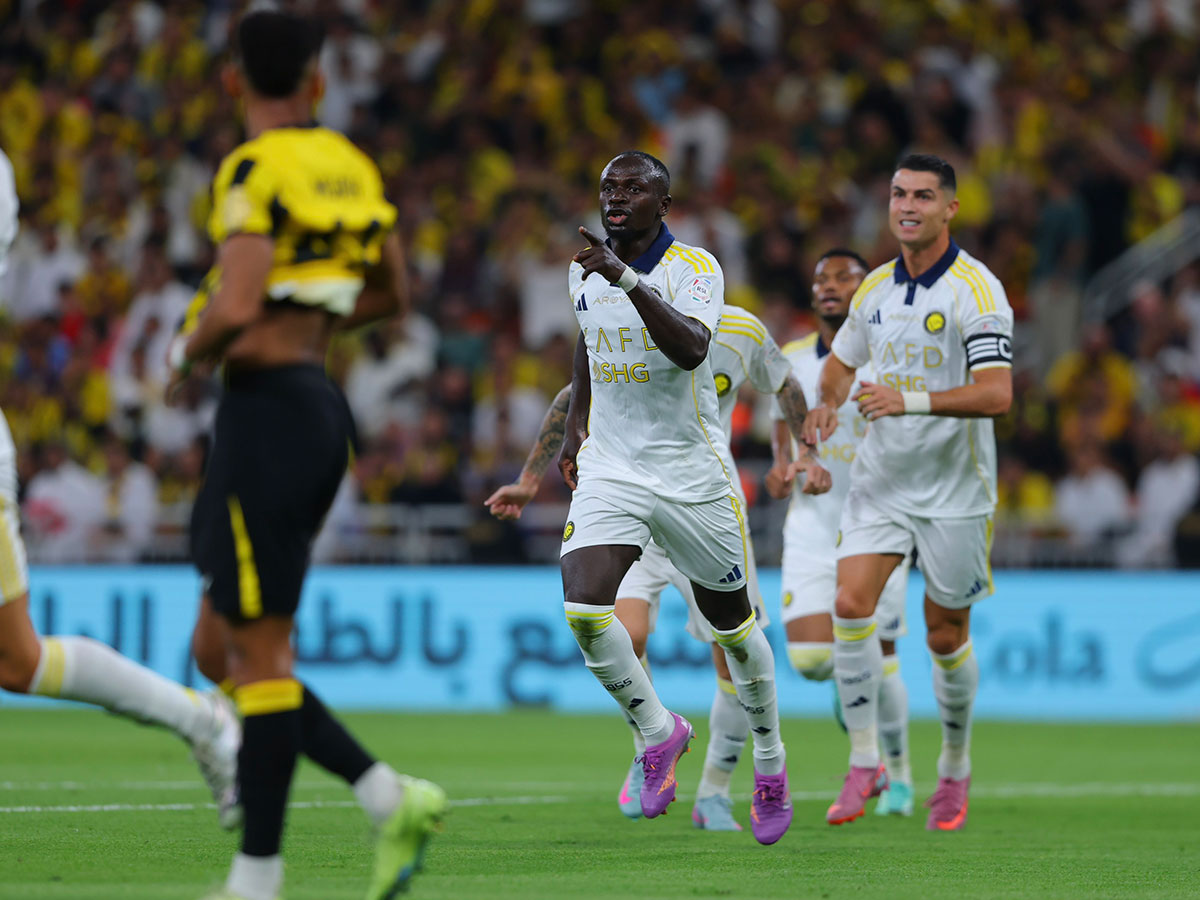 النصر يفوز على الاتحاد وينفرد بصدارة الدوري السعودي لكرة القدم