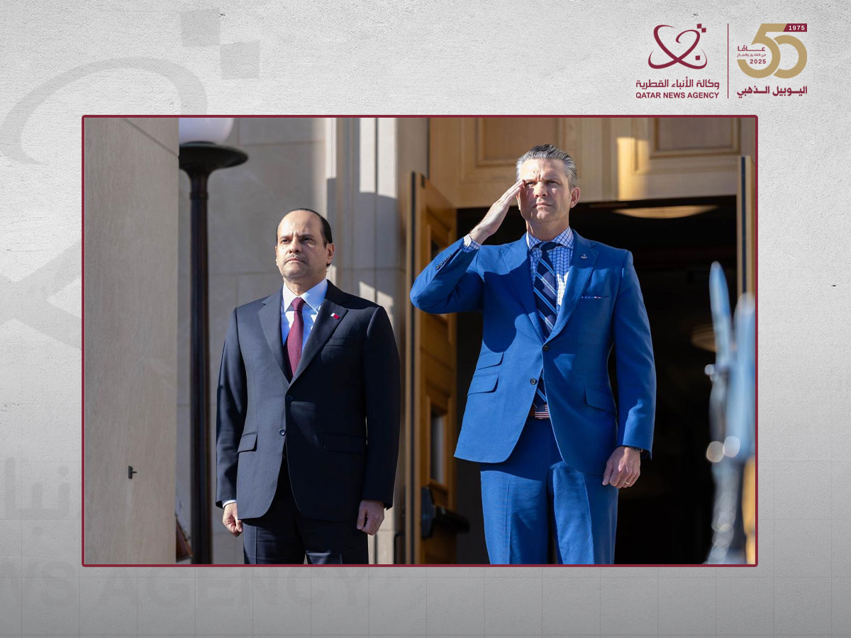 نائب رئيس مجلس الوزراء ووزير الدولة لشؤون الدفاع يلتقي وزير الحرب الأمريكي