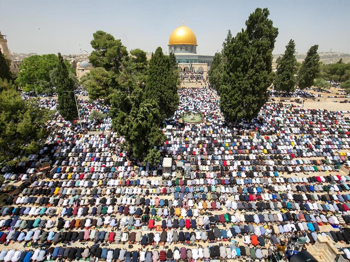 عشرات الآلاف يؤدون صلاة الجمعة بالمسجد الأقصى المبارك