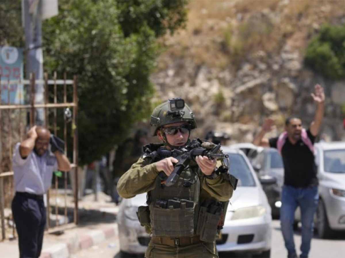 استشهاد فلسطيني برصاص الاحتلال قرب جدار الفصل العنصري شمال القدس المحتلة