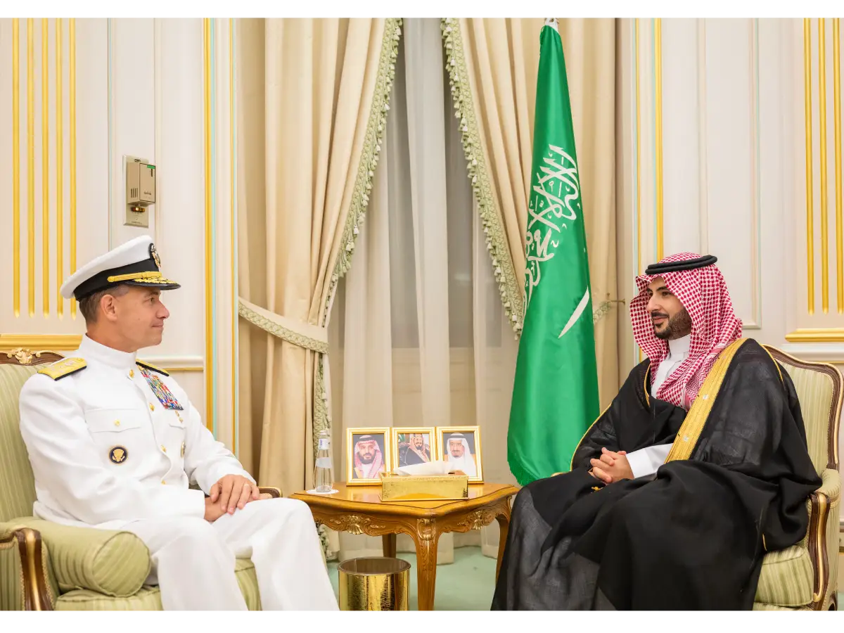 وزير الدفاع السعودي وقائد القيادة المركزية الأمريكية يبحثان أوجه التعاون العسكري والدفاعي