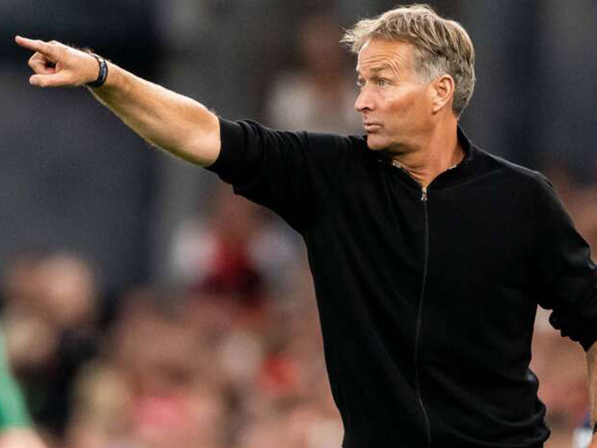 نادي ليفركوزن الألماني يعلن تعاقده مع المدرب الدنماركي هيولماند حتى عام 2027