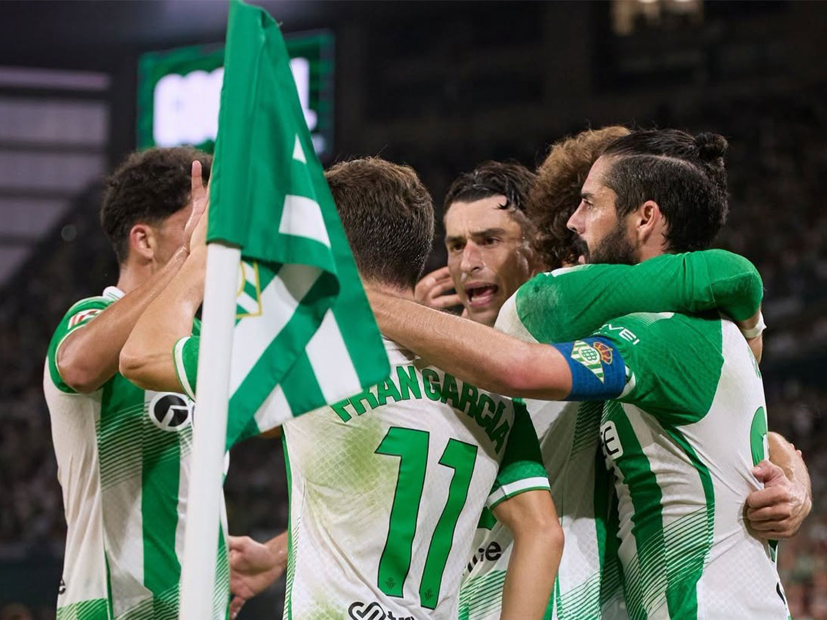 الصورة الرئيسية لمقال: الدوري الإسباني.. ريال بيتيس يتقدم للمركز الثالث بفوزه على أوساسونا