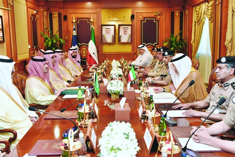 الكويت والسعودية تبحثان سبل تعزيز التعاون في المجالات الأمنية