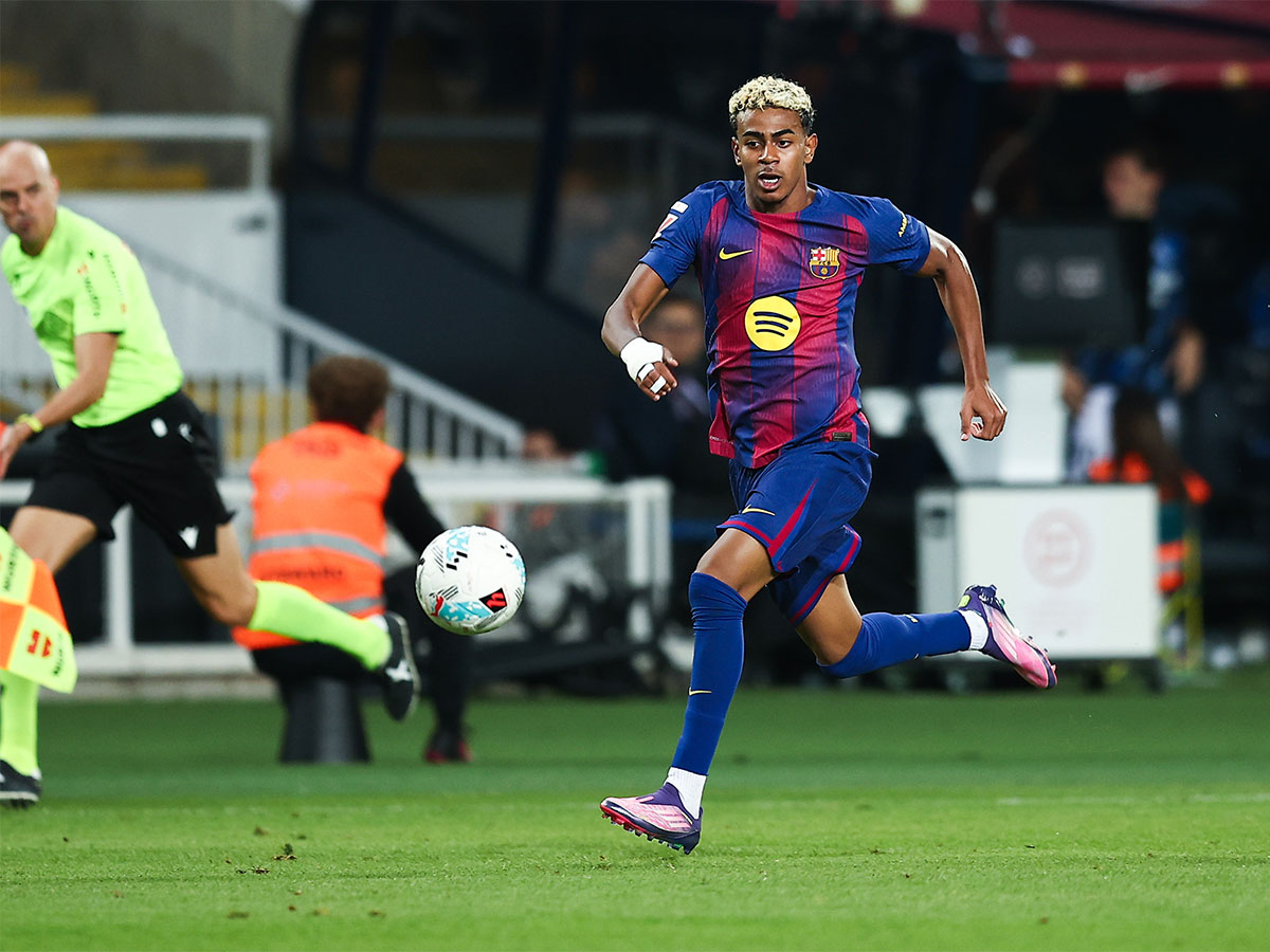 برشلونة الإسباني يعلن غياب لاعبه لامين يامال عن الملاعب بسبب الإصابة