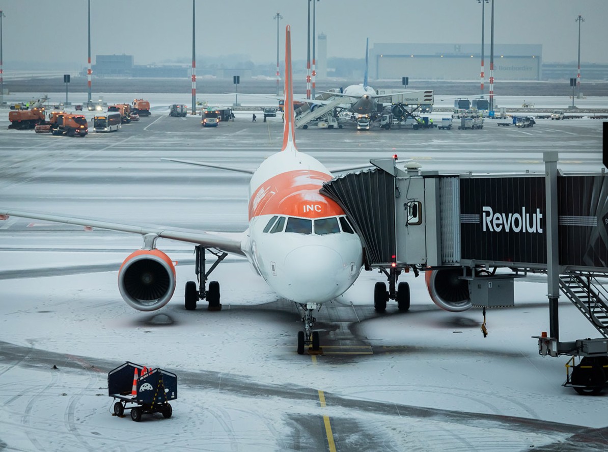 Der Flughafen Berlin-Schönefeld gibt bekannt, dass der Flugbetrieb aufgrund von „Glatteis“ weiterhin ausgesetzt bleibt