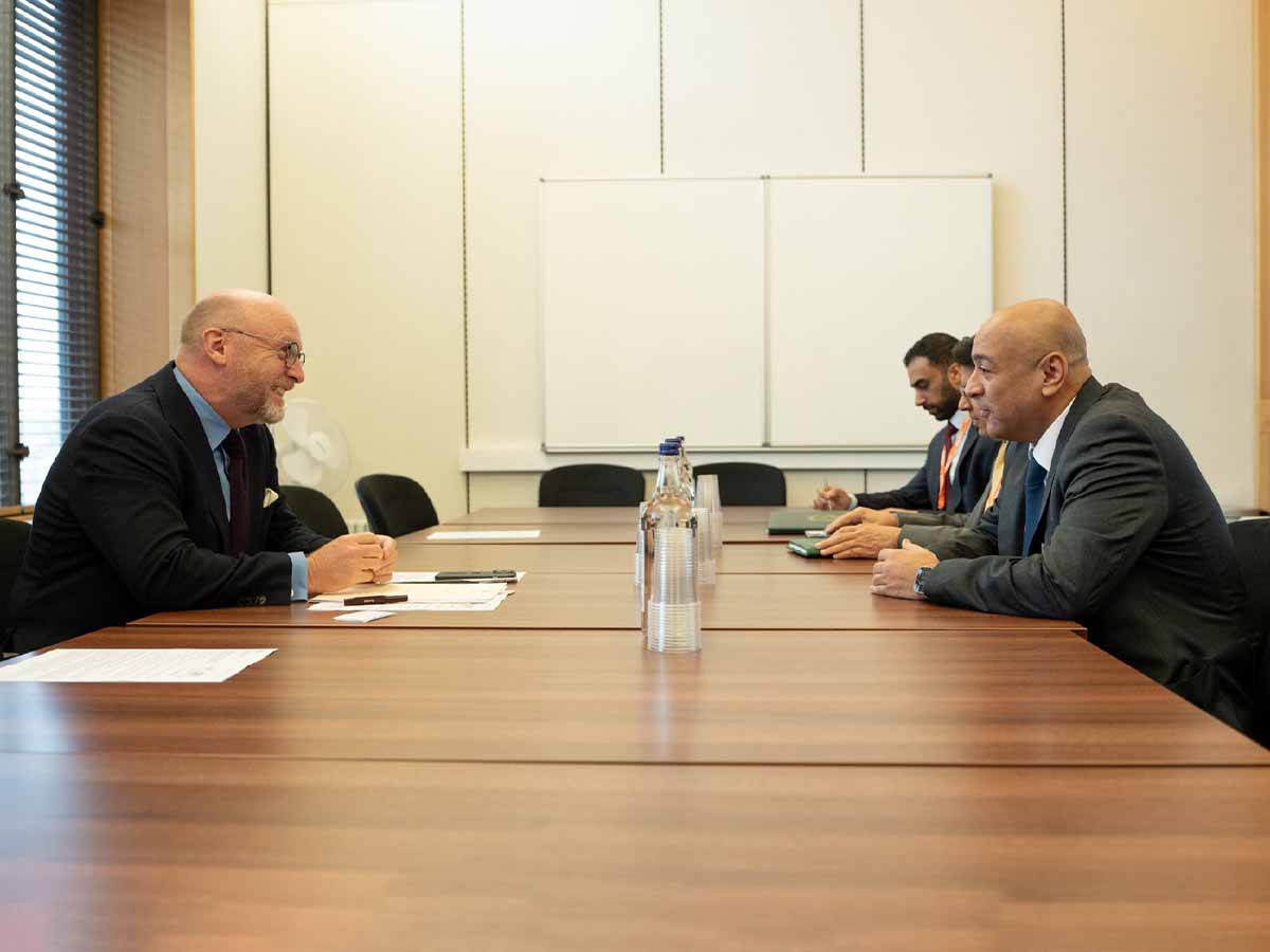 الأمين العام لمجلس التعاون يجتمع مع رئيس لجنة التجارة الدولية بالبرلمان البريطاني