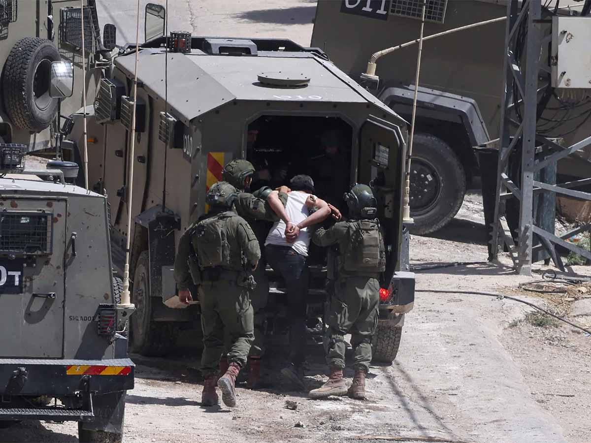 قوات الاحتلال الإسرائيلي تشن حملة اعتقالات طالت 13 فلسطينيا من الضفة الغربية