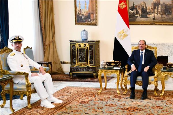 الرئيس المصري يبحث مع قائد القيادة المركزية الأمريكية العلاقات والأوضاع في غزة