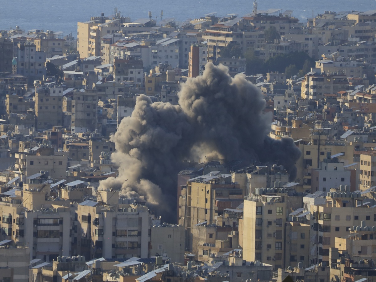 Israeli Airstrikes Kill 10, Injure 13 Across Southern Lebanon