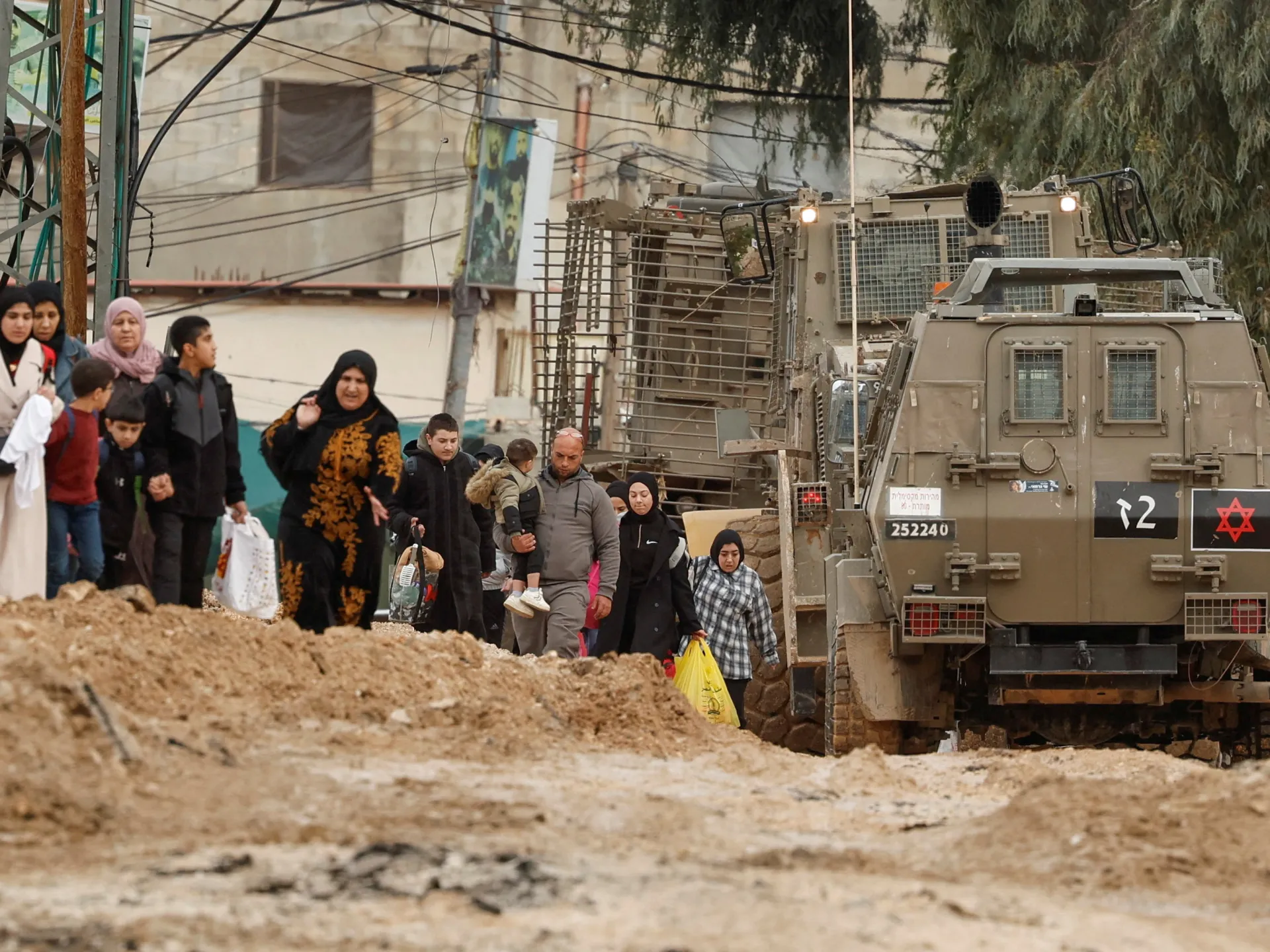إصابة عشرات الفلسطينيين بالاختناق خلال اقتحام قوات الاحتلال مدينتي طوباس وبيت لحم