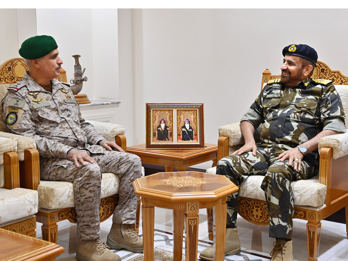 رئيس الأركان العماني يلتقي قائد القيادة العسكرية الموحدة لدول مجلس التعاون