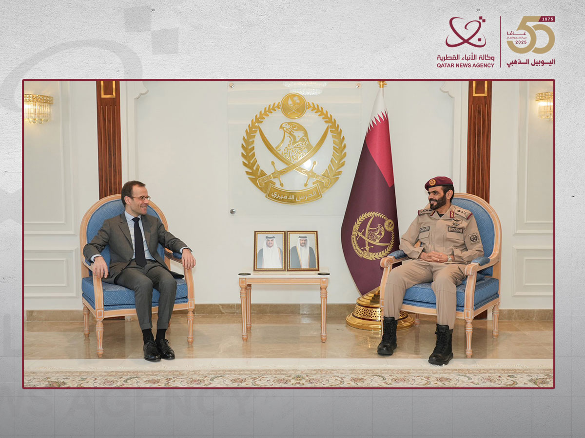 قائد الحرس الأميري يجتمع مع السفير الفرنسي