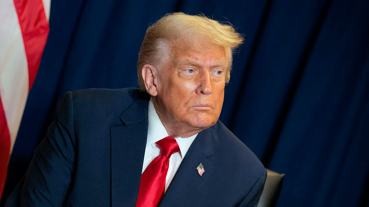 الرئيس الأمريكي يهدد بفرض رسوم جمركية إضافية بنسبة 100% على الصين