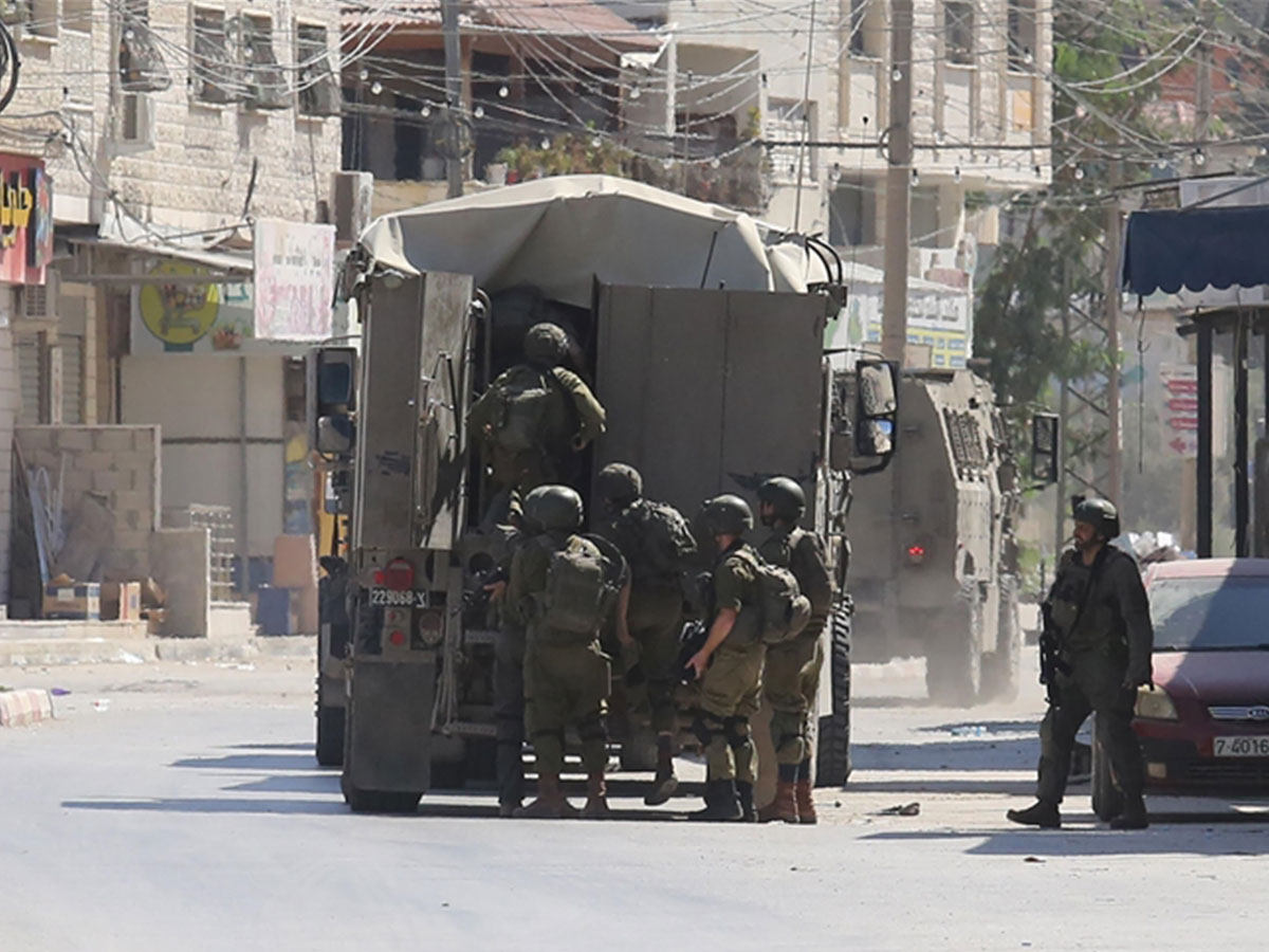 الاحتلال الإسرائيلي يشن حملة اعتقالات طالت 15 فلسطينيا من الضفة الغربية