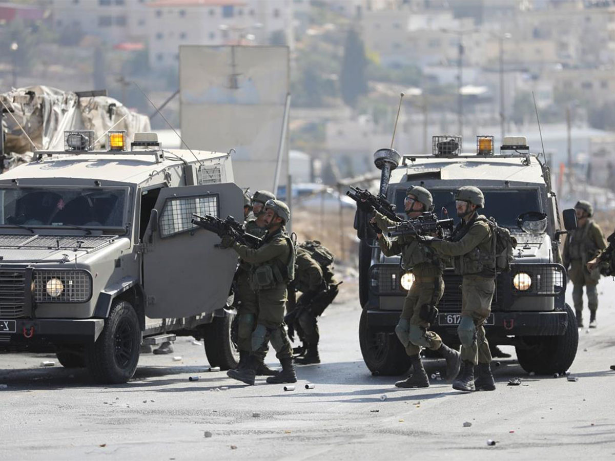 الاحتلال الإسرائيلي يشن حملة مداهمات واعتقالات طالت 25 فلسطينيا من الضفة الغربية