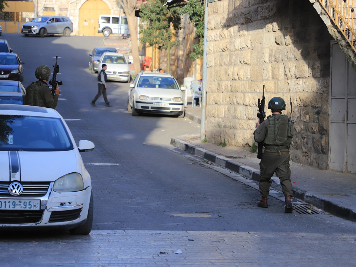 قوات الاحتلال تجري تفتيشا في مناطق بالضفة الغربية - REUTERS