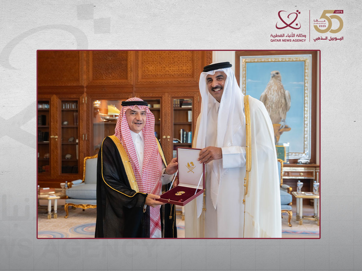 سمو الأمير يمنح السفير السعودي وسام الوجبة