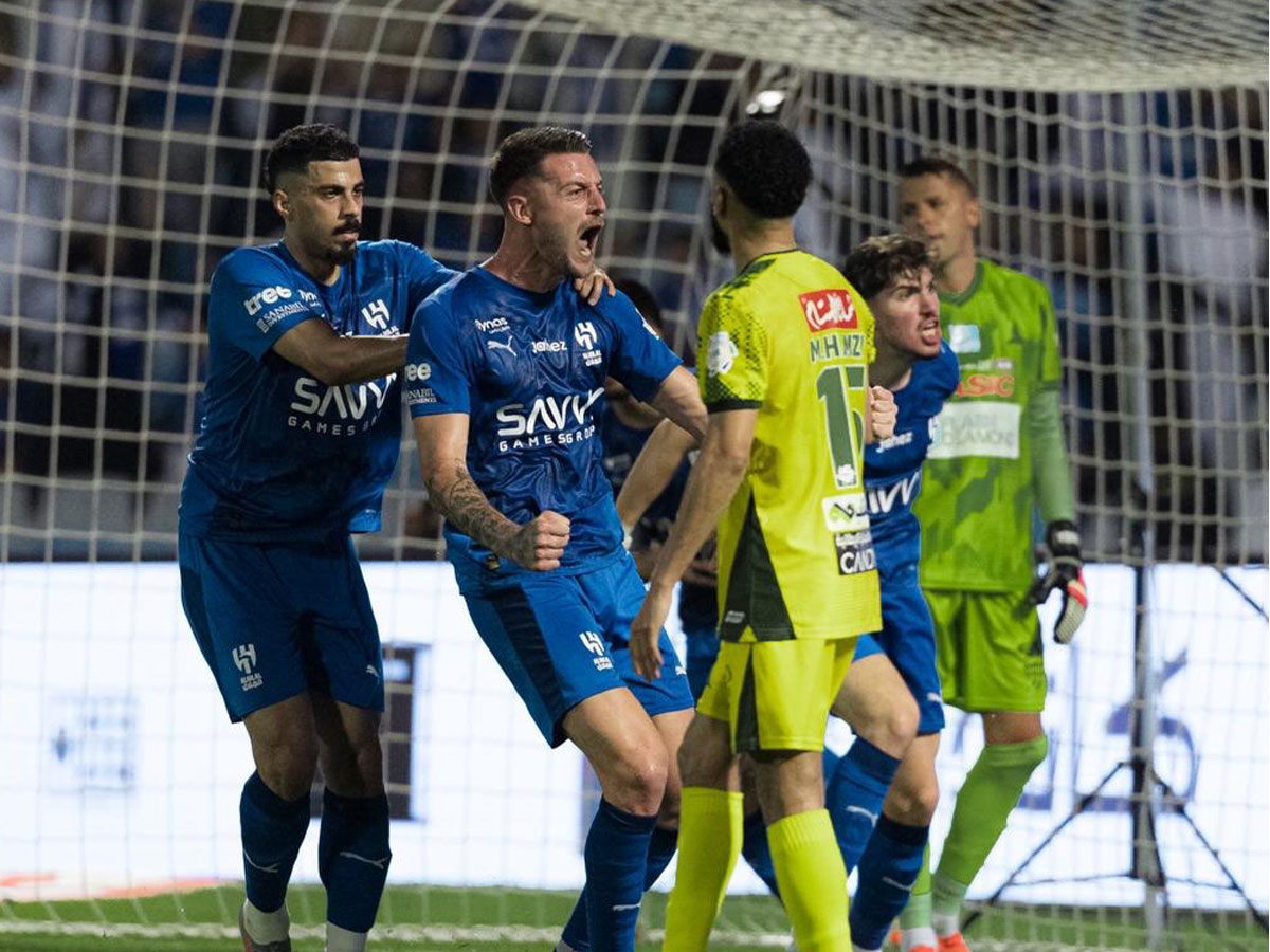 الهلال يقلص الفارق مع النصر إلى نقطتين قبل مواجهة الحسم في الدوري السعودي