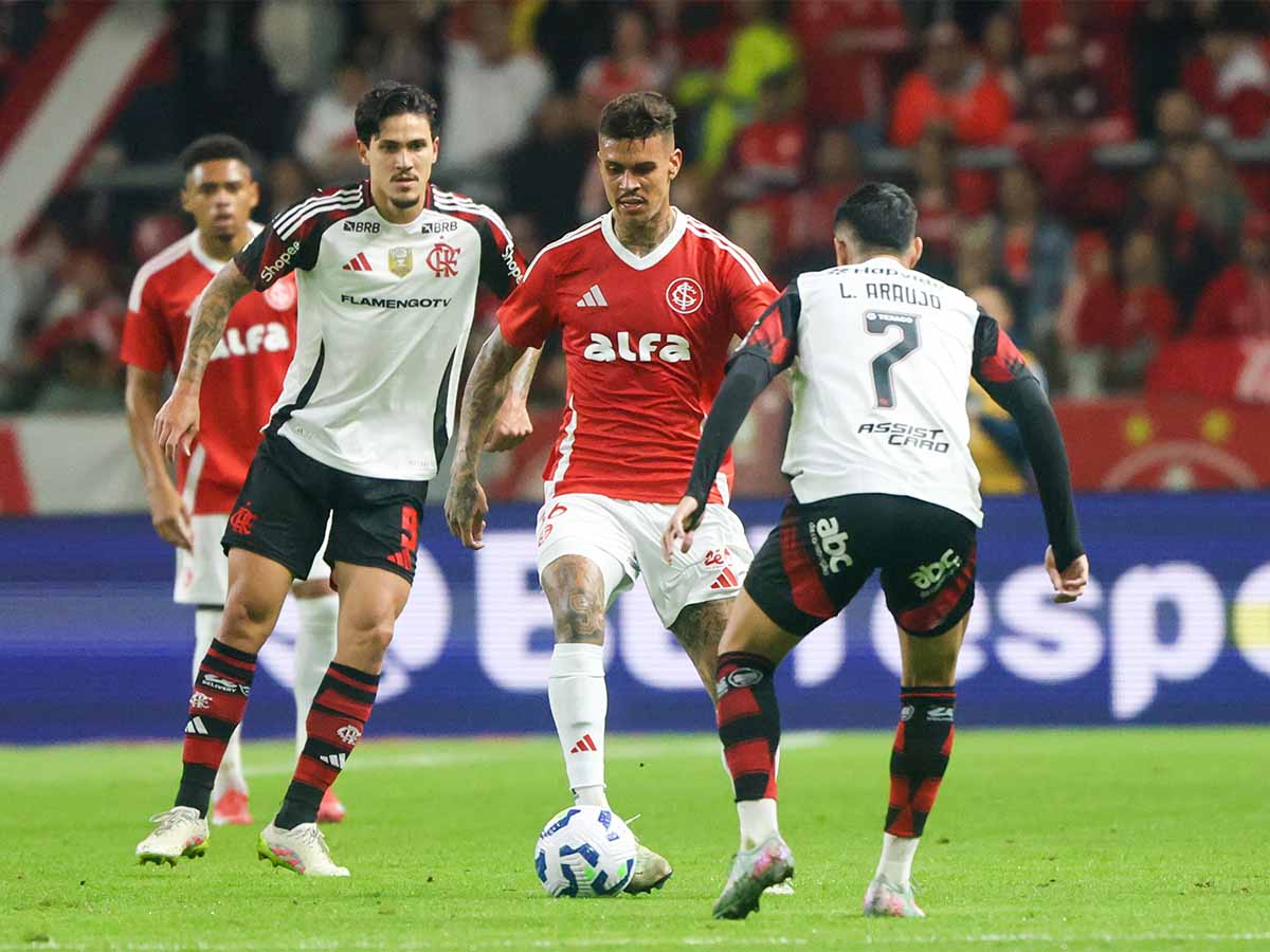 الدوري البرازيلي.. فلامينغو المتصدر يحقق الفوز على إنترناسيونال بثلاثة أهداف مقابل هدف