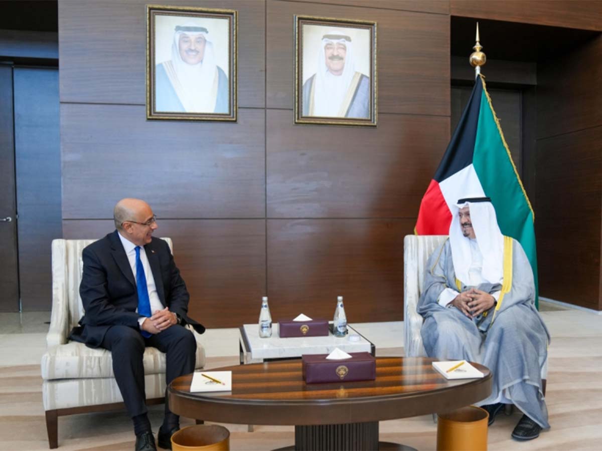 رئيس الوزراء الكويتي يبحث مع وزير الدفاع التونسي تعزيز العلاقات الثنائية