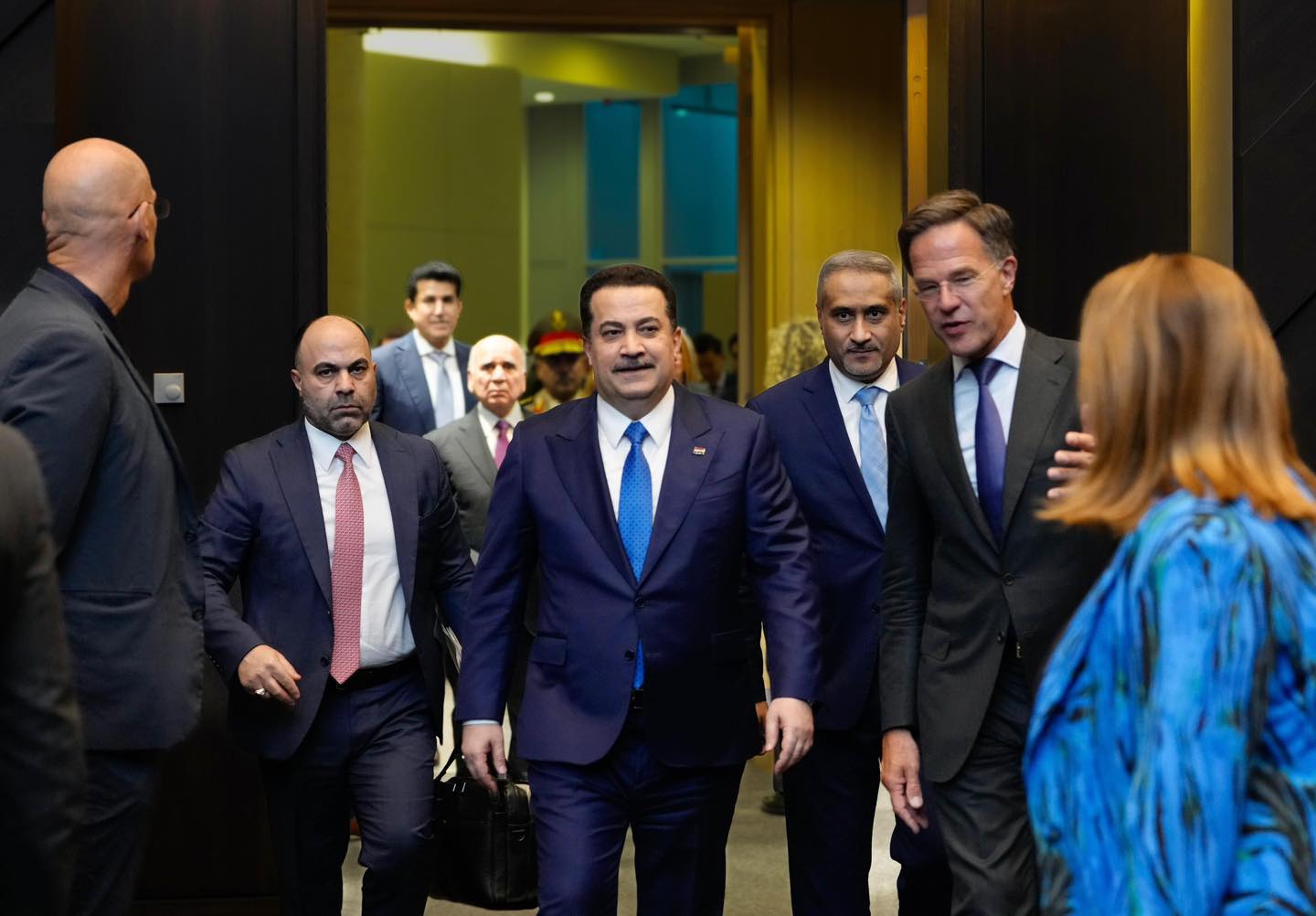الأمين العام لحلف الناتو و رئيس الوزراء العراقي يبحثان تعزيز العلاقات