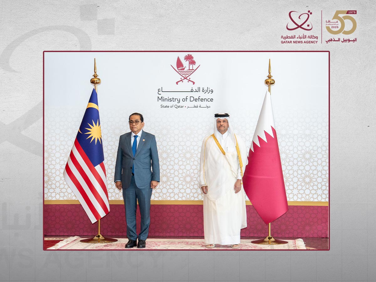 نائب رئيس مجلس الوزراء ووزير الدولة لشؤون الدفاع يلتقي وزير الدفاع الماليزي