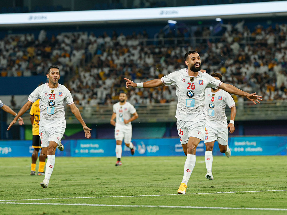 الكويت يفوز على القادسية وينفرد بصدارة الدوري الكويتي