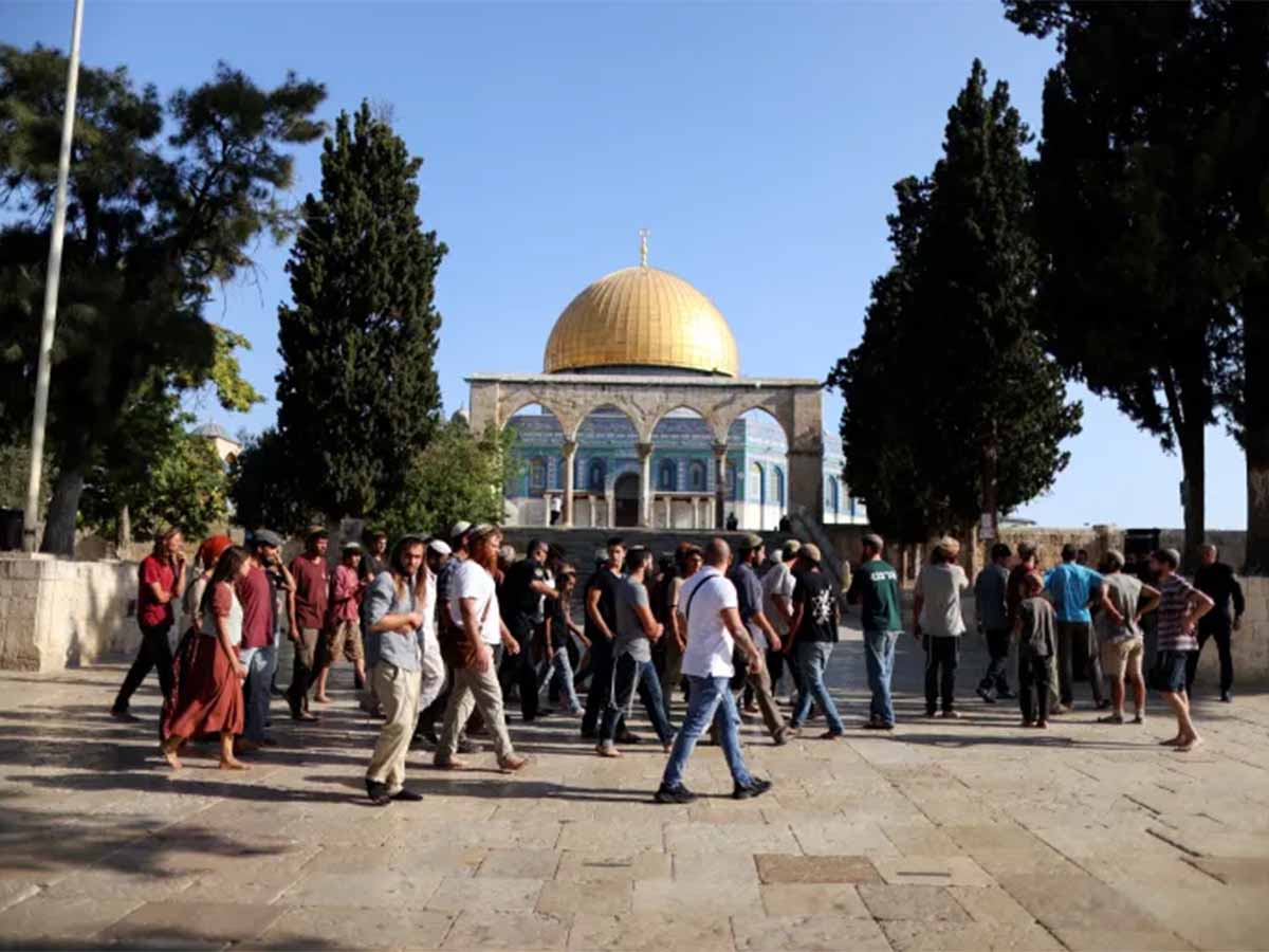 مستعمرون يقتحمون المسجد الأقصى بحماية قوات الاحتلال الإسرائيلي