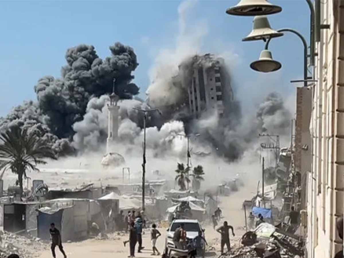 الاحتلال الإسرائيلي يستهدف مدينة غزة بغارات عنيفة ويوسع تفجيره للمنازل والبنايات