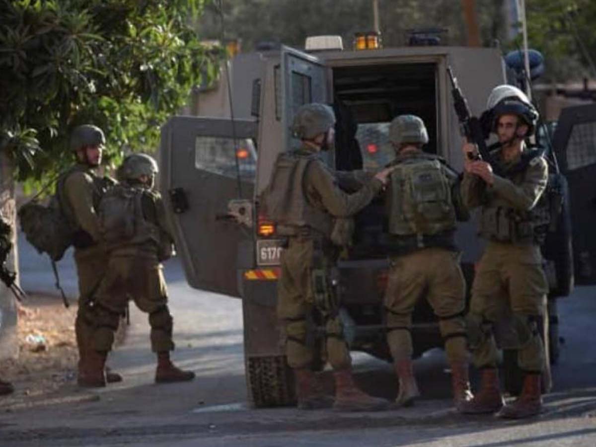 الاحتلال الإسرائيلي يشن حملة اعتقالات واسعة طالت 25 فلسطينيا بينهم امرأة من الضفة الغربية
