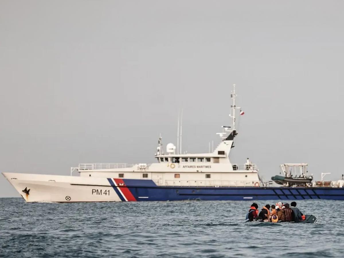 خفر السواحل الفرنسي ينقذ 400 مهاجر أثناء محاولتهم عبور المانش إلى بريطانيا