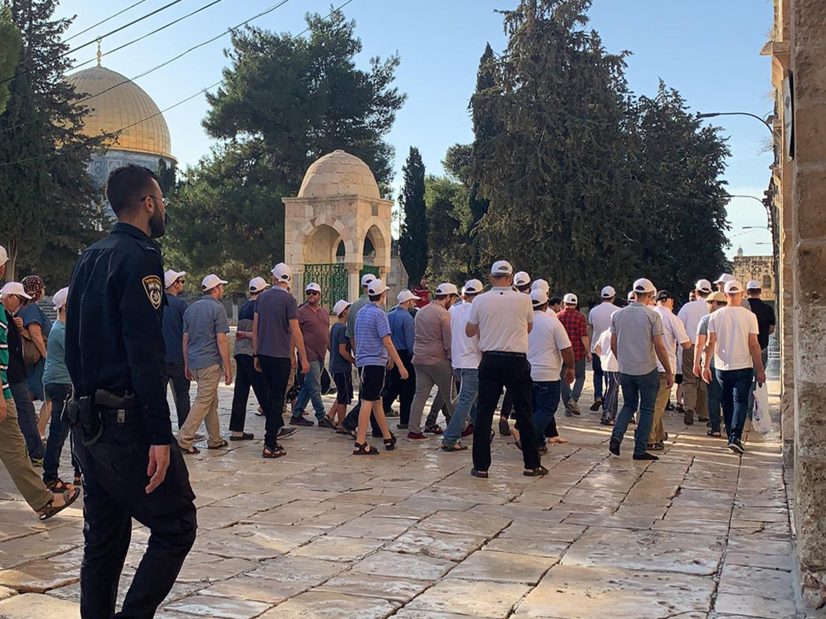 مستعمرون يقتحمون المسجد الأقصى بحماية مشددة من قوات الاحتلال