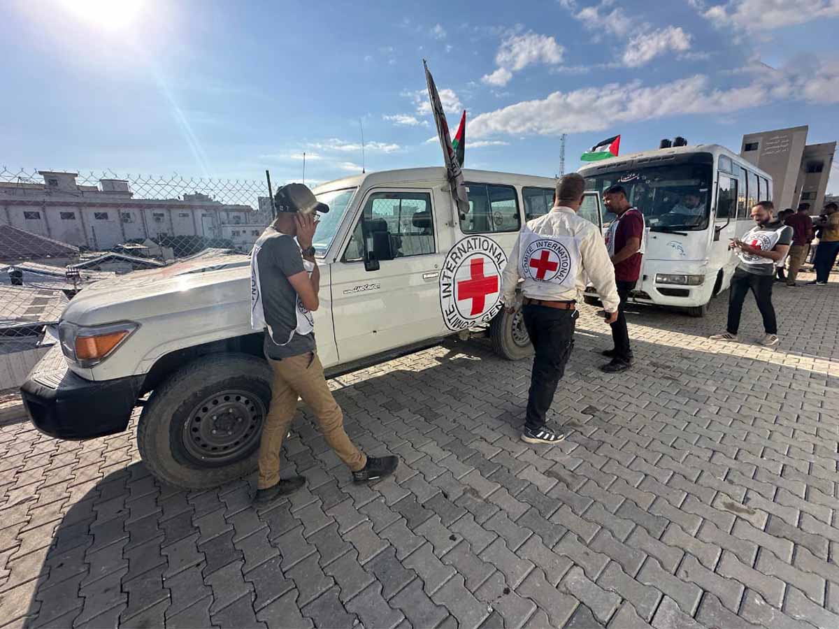 الصليب الأحمر الدولي يتسلم الأسرى المفرج عنهم في الدفعة الثانية والبالغ عددهم 13 إسرائيليا