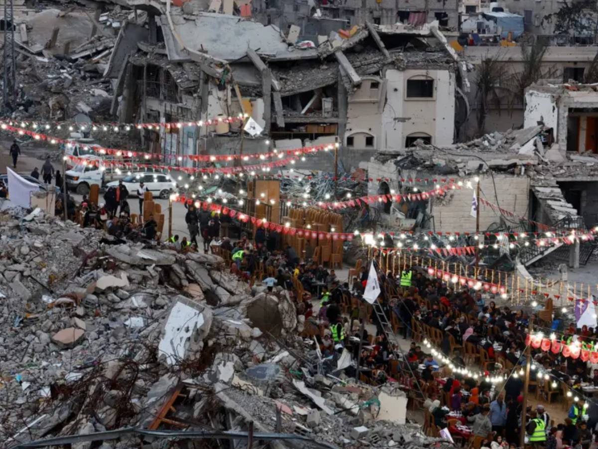 لحظة تناول إفطار أول يوم من رمضان في رفح جنوب قطاع غزة ــ رويترز