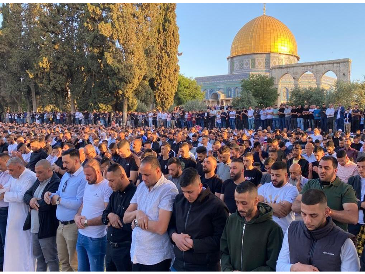عشرات الآلاف من الفلسطينيين يؤدون صلاة الجمعة في المسجد الأقصى المبارك