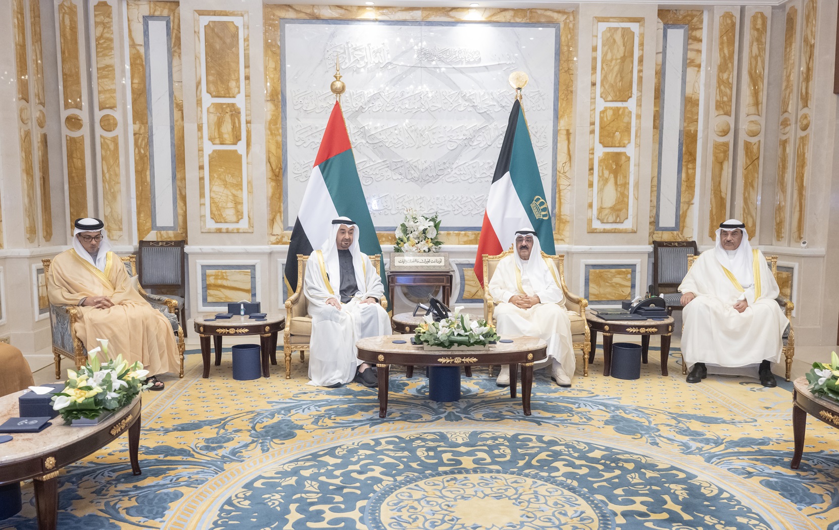 أمير الكويت ورئيس الإمارات يبحثان العلاقات الثنائية وآخر المستجدات الإقليمية والدولية