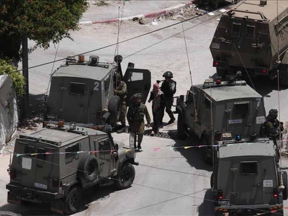 قوات الاحتلال الإسرائيلي تعتقل 10 فلسطينيين من عدة مناطق في الضفة الغربية