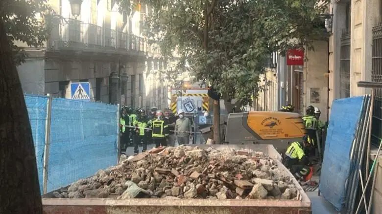 4 أشخاص يلقون حتفهم إثر انهيار مبنى قيد التجديد وسط العاصمة الإسبانية مدريد