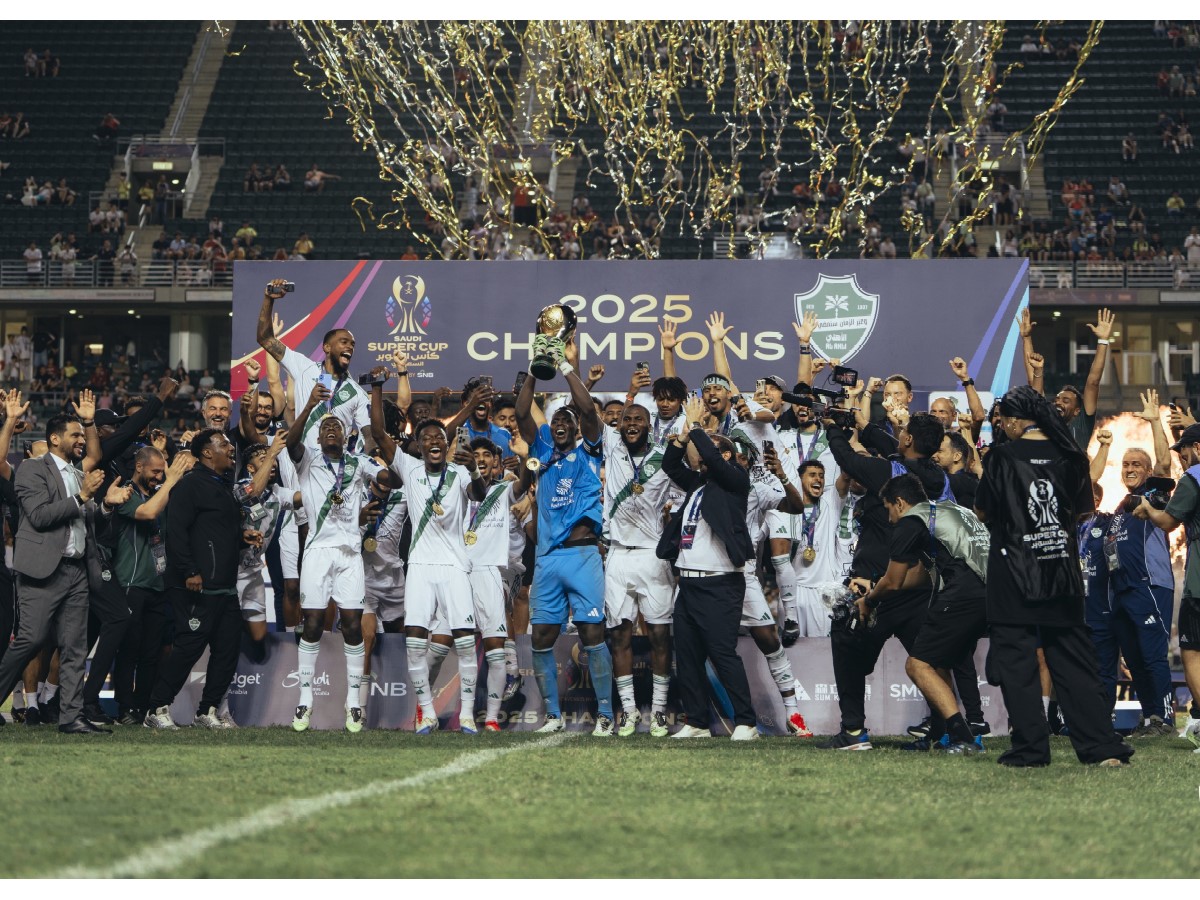 الأهلي يتوج بكأس السوبر السعودي على حساب النصر