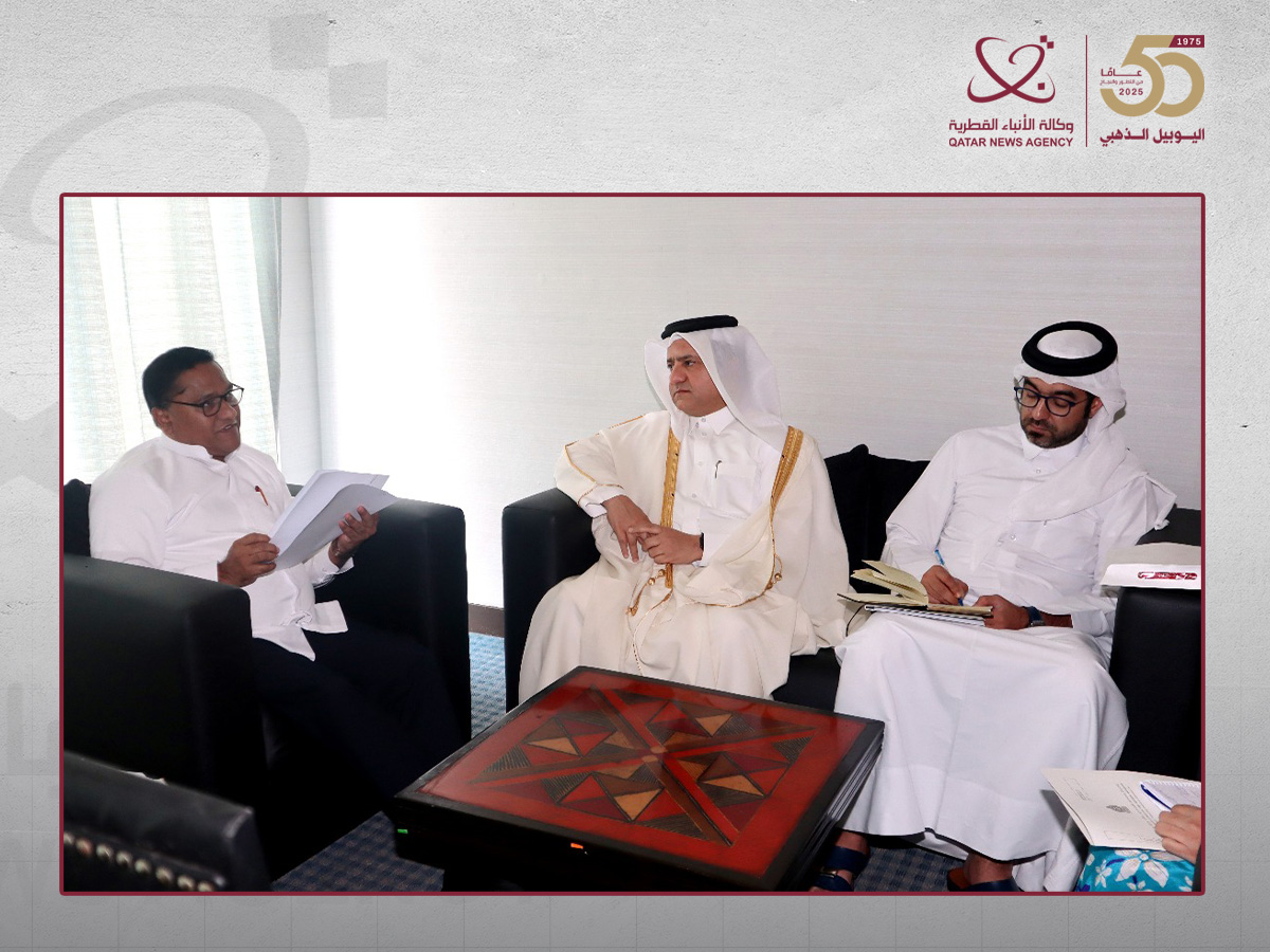 وزير الشؤون الخارجية والتوظيف الخارجي والسياحة بسريلانكا يجتمع مع سفير دولة قطر