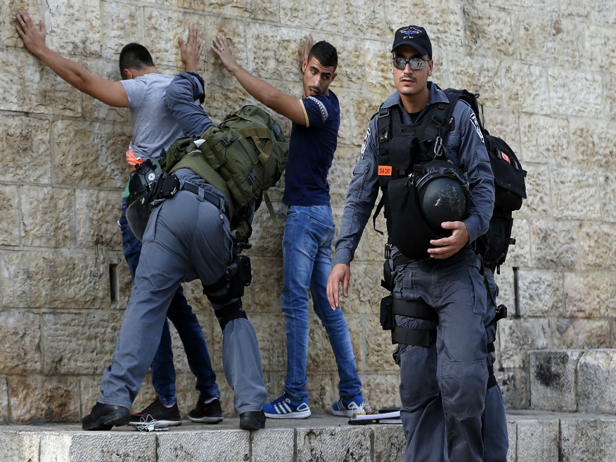 قوات الاحتلال الإسرائيلي تشن حملة اعتقالات في القدس طالت 16 فلسطينيا